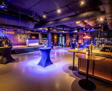 Feestzaal met privebar en podium, ideaal voor een geschikt bedrijfsfeest