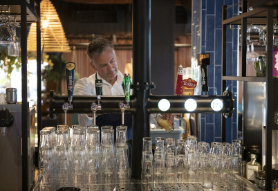 Lekker biertje wordt ingeschonken voor de gasten in Restaurant De Ooievaar te Schagen.