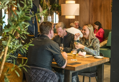 Gasten genieten van de warme sfeer in Grand-Café Restaurant de Ooievaar in hartje Schagen.