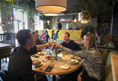 Proosten op een gezellige avond in Restaurant de Ooievaar.