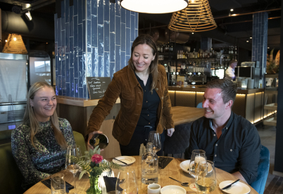 Heerlijk wijntje wordt ingeschonken in Restaurant de Ooievaar!